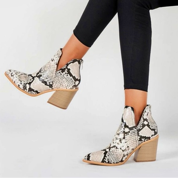 Mid heel ankle boot🐍 - Picture 4 of 9